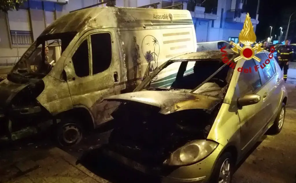 Furgone e auto distrutti da un incendio in piazza Salento a Cagliari (foto Vigili del fuoco)