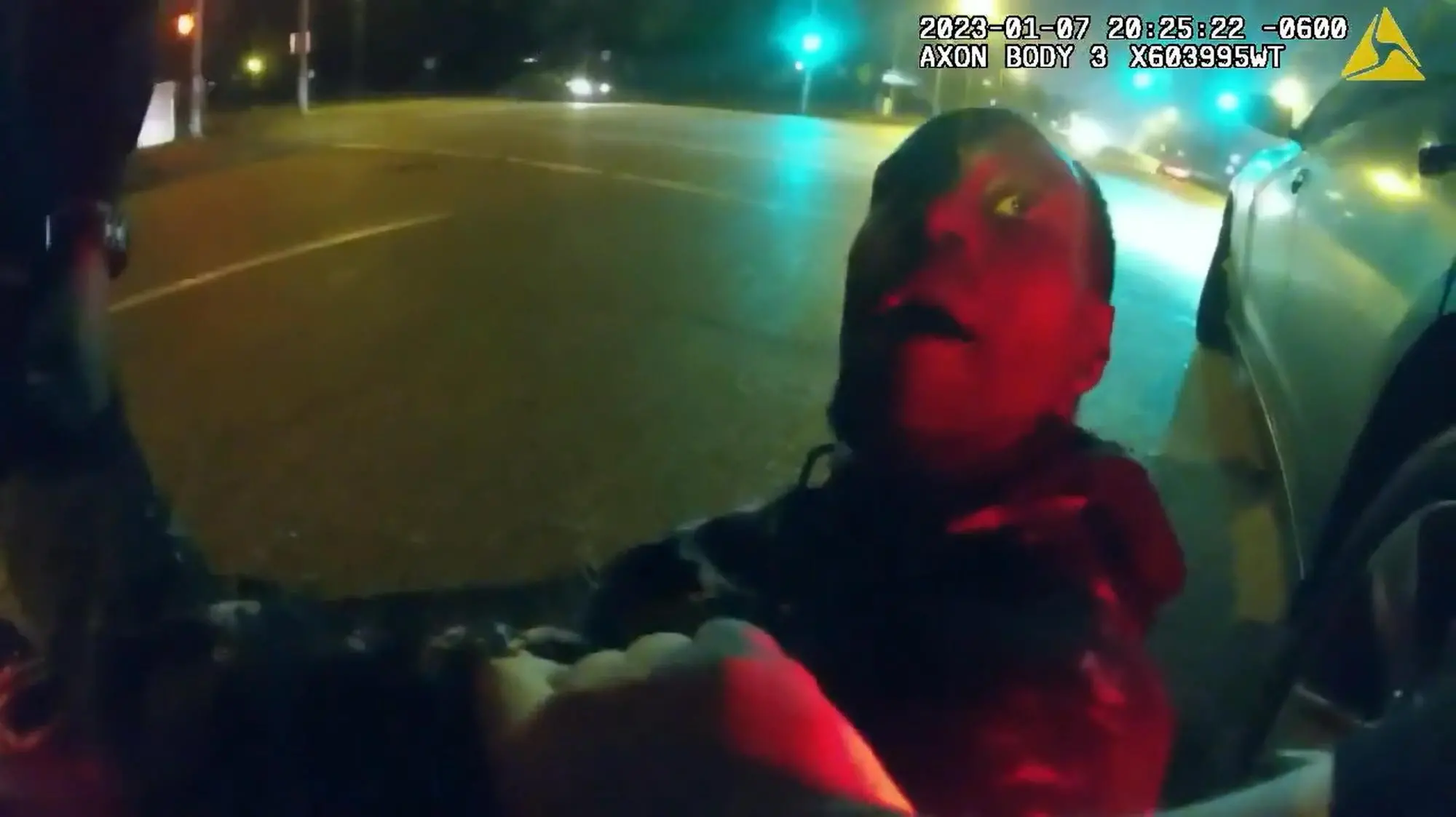 Un fotogramma del video che mostra il pestaggio ai danni di Tyre Nichols (foto Epa/Ansa)