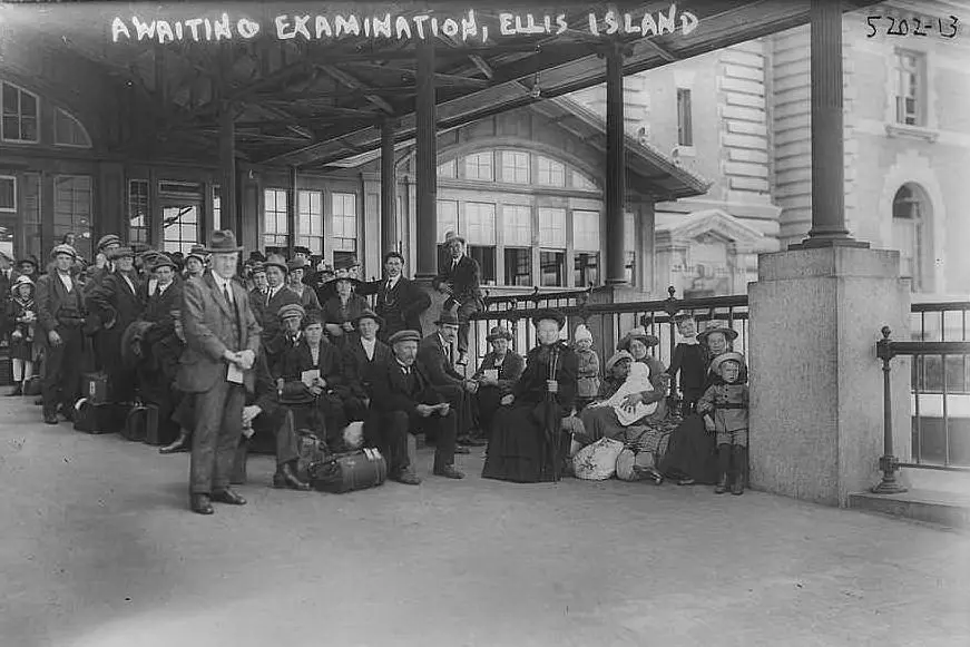 Emigrati europei in attesa dell'ispezione a Ellis Island, New York, negli anni '20 (Library of Congress)