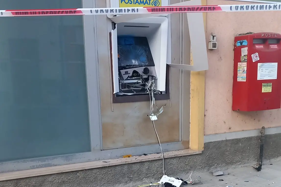 Il bancomat danneggiato