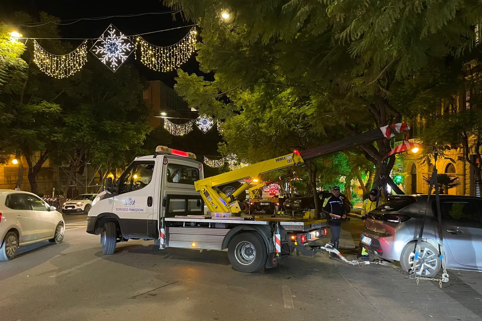 Il carro attrezzi in azione nel Largo Carlo Felice