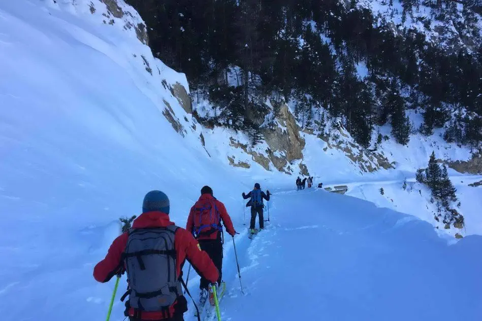 Uno dei sentieri lungo i quali i migranti cercano di raggiungere la Francia, qui un intervento d'aiuto del Soccorso alpino (Ansa)