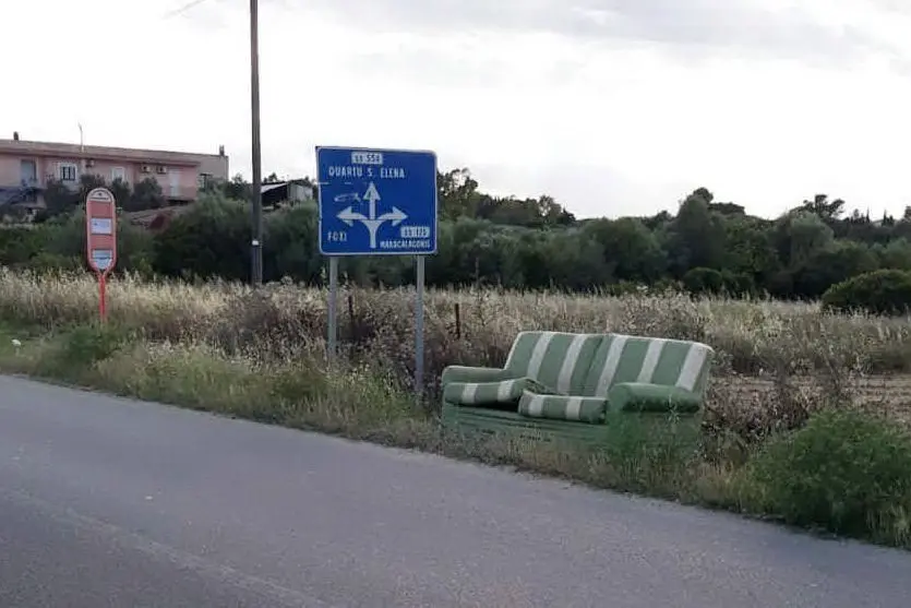 Il divano in via S'Ecca S'Arrideli (L'Unione Sarda - Daga)