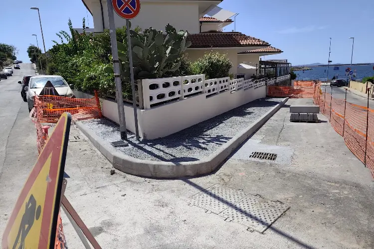 Porto Torres, il marciapiede in via Croce ( foto Pala)