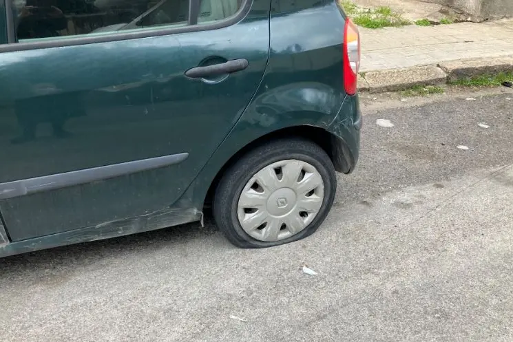 Una delle auto colpite (foto M. Pala)