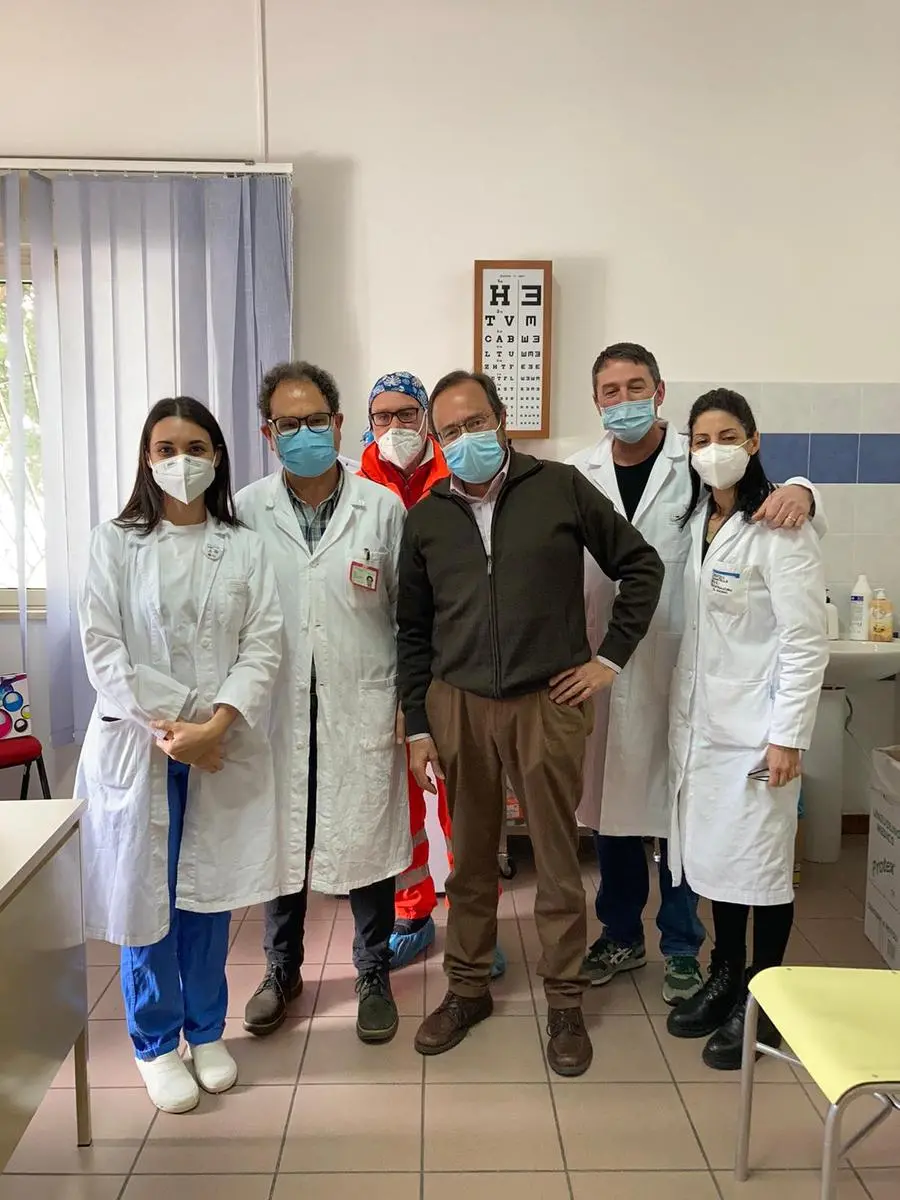Il direttore generale della Asl Alessandro Baccoli con il personale impegnato nelle vaccinazioni nel polimabulatorio di San Gavino (foto Pittau)
