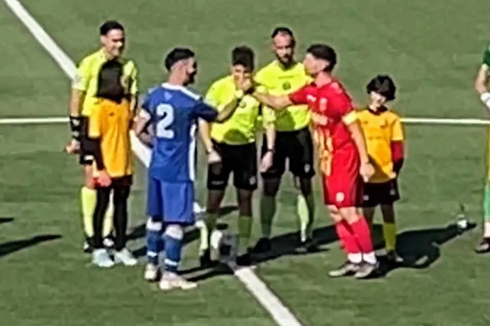 Il saluto fra i capitani Secci e Malesa prima del derby Calangianus-Tempio (G.Pischedda)