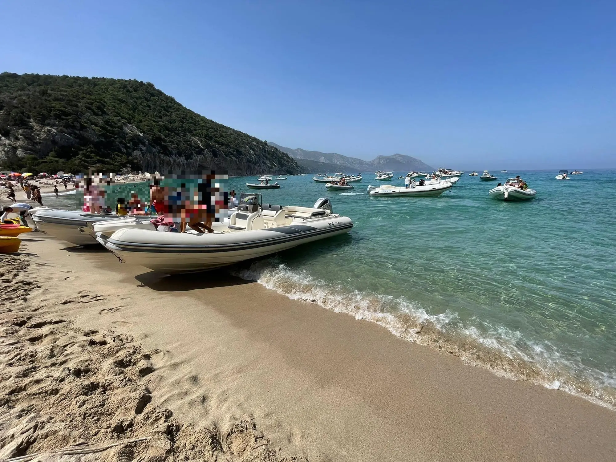 Gommoni a riva in Sardegna