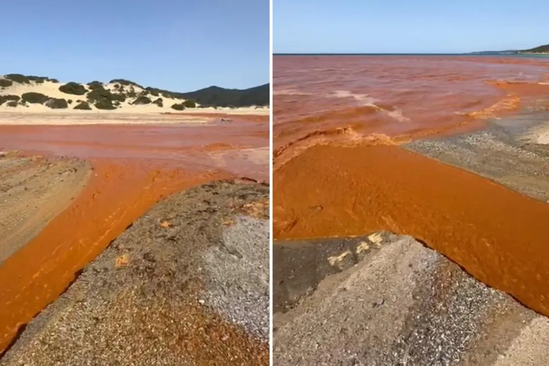 Il fiume rosso che trasporta le scorie in mare a Piscinas