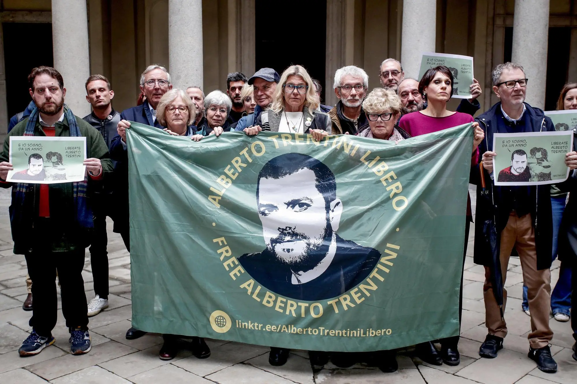 Esposto lo striscione al termine della conferenza Â?LibertÃ per Alberto subitoÂ? per chiedere il rilascio del figlio Alberto Trentini detenuto in Venezuela da un anno presso palazzo Marino a Milano, 15 novembre 2025. ANSA/MOURAD BALTI TOUATI