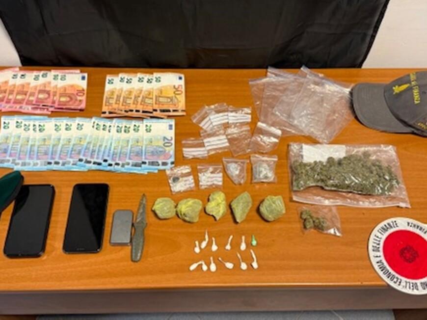 Cocaina e hascisc, giovane in manette