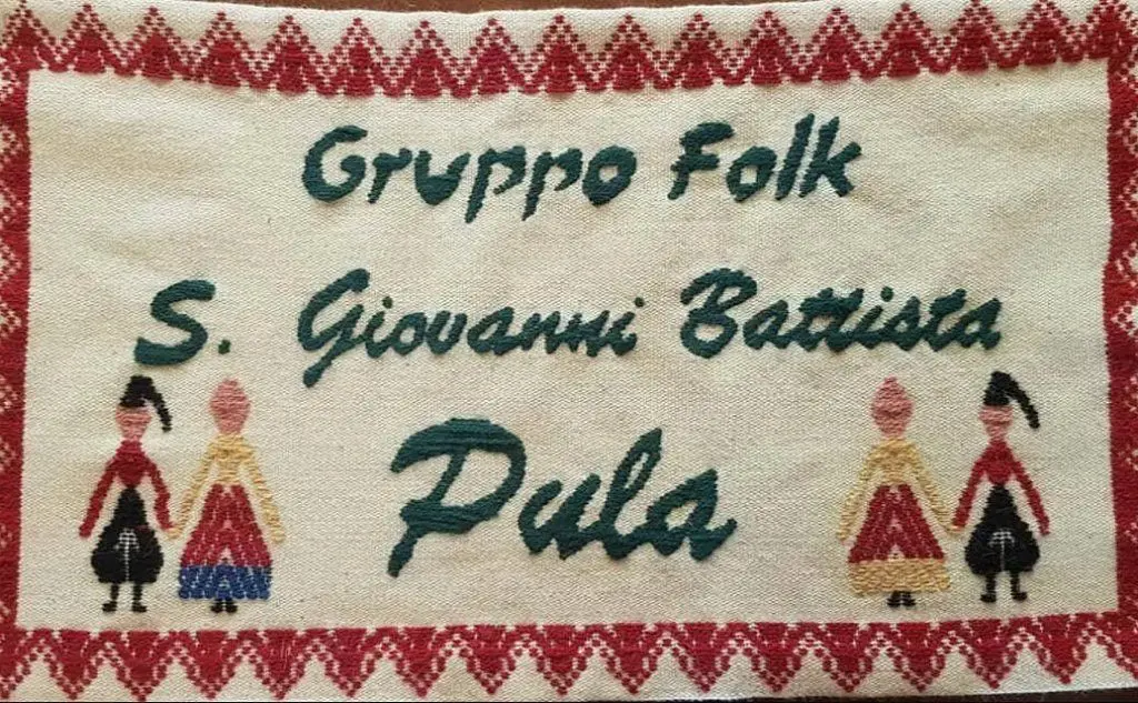 Lo stendardo realizzato per il gruppo folk di Pula (foto L'Unione Sarda - Murgana)