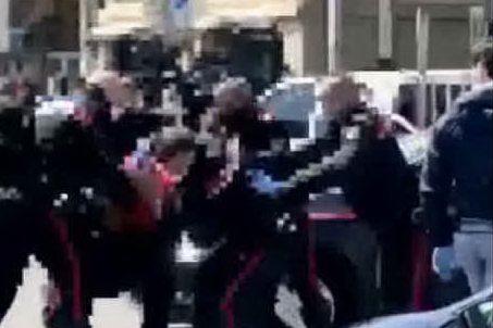 Caos al mercato di Pirri, bloccato da sei carabinieri