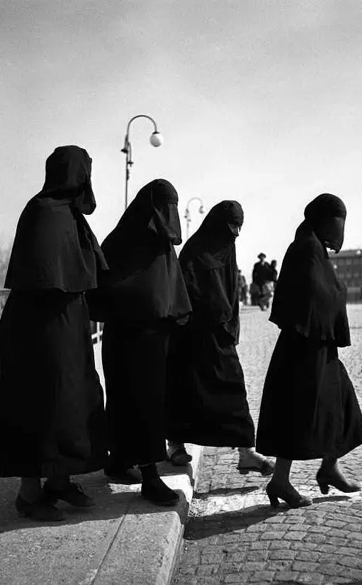 Donne turche attraversano la strada in una città macedone in Jugoslavia, 1947 © Courtesy UN Photo