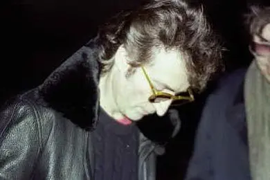 Lennon firma un autografo a Chapman poco prima dell'assassinio (archivio L'Unione Sarda)