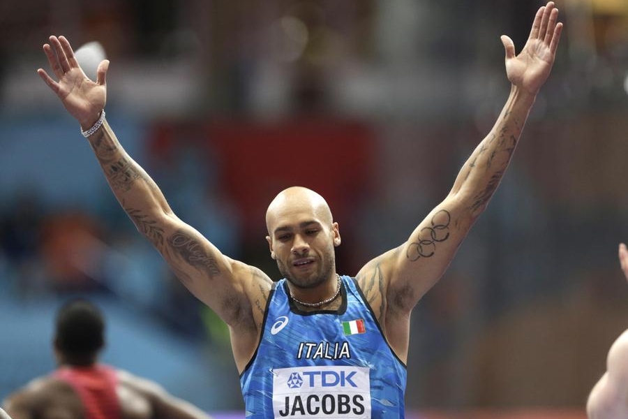 epa09836904 Gold medalist Lamont Marcell Jacobs of Italy celebrates during the Men’s 60m final at the World Athletics Indoor Championships in Belgrade, Serbia, 19 March 2022. EPA/ANDREJ CUKIC