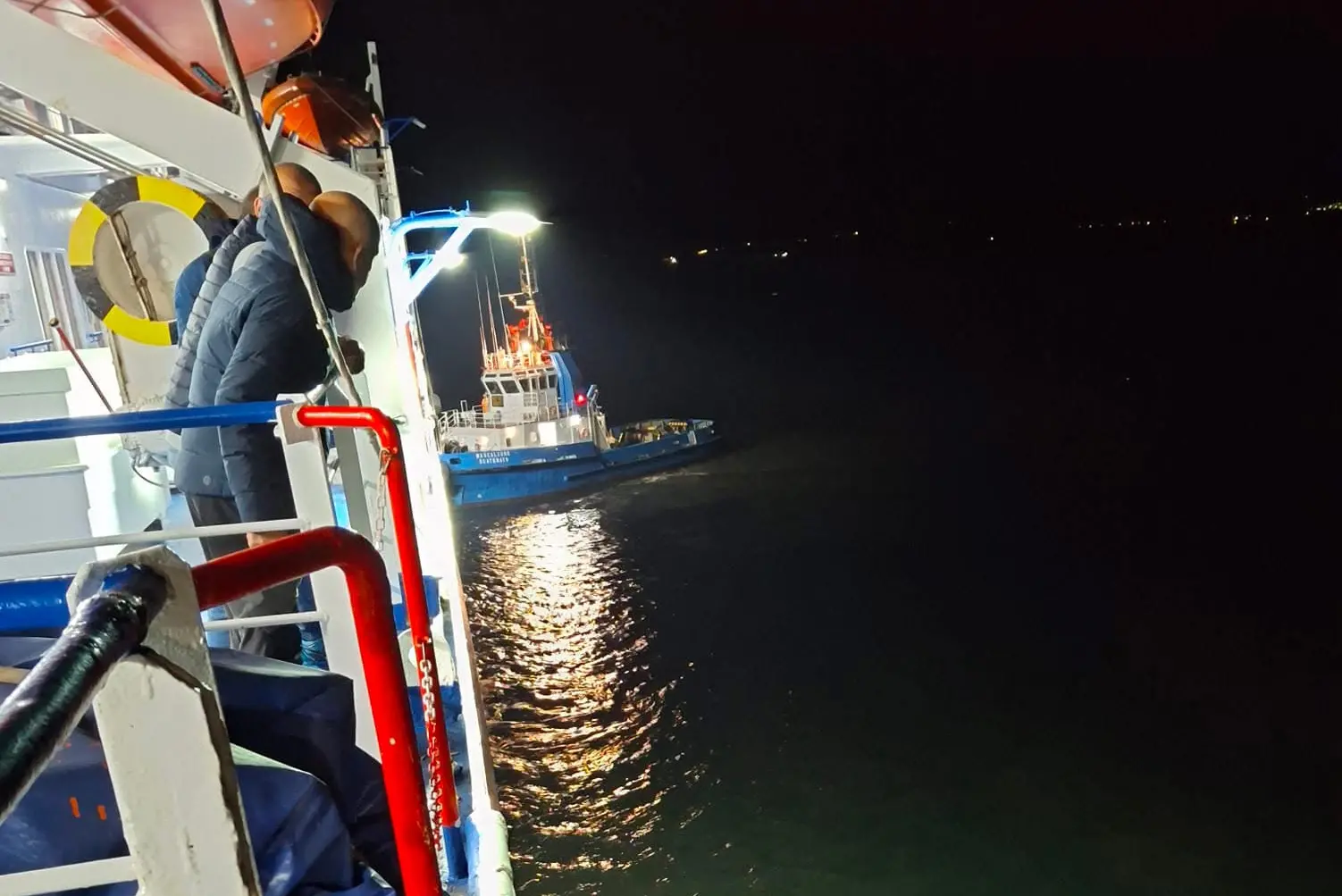 Il traghetto Moby Zaza, durante le fasi di traino di ieri notte, nel porto di Olbia (Onano)