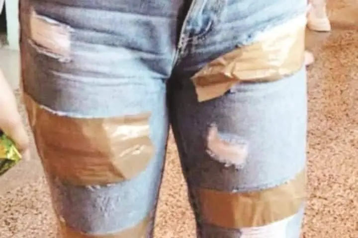 Va a scuola con i jeans strappati, la vicepreside copre gli strappi con lo scotch (foto Facebook)