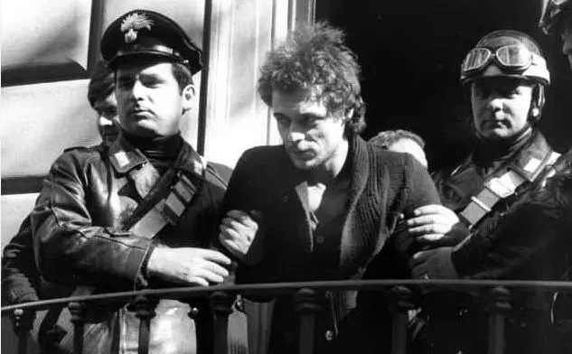 L'arresto, dopo il ferimento all'anca in seguito alla sparatoria a Dalmine per la liberazione di\r Emanuela Trapani nel 1977