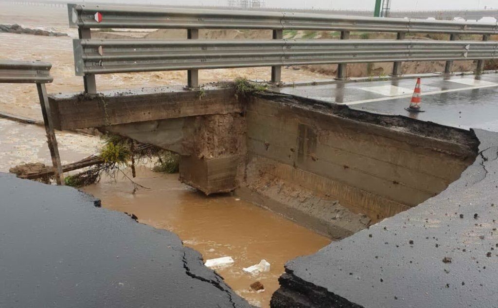 Maltempo, crollo sul ponte di Macchiareddu (foto ricevuta via Whatsapp)
