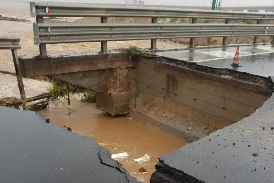 Maltempo, crollo sul ponte di Macchiareddu (foto ricevuta via Whatsapp)