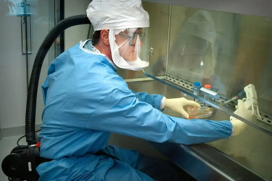 Un tecnico di laboratorio Covid (Unsplash)