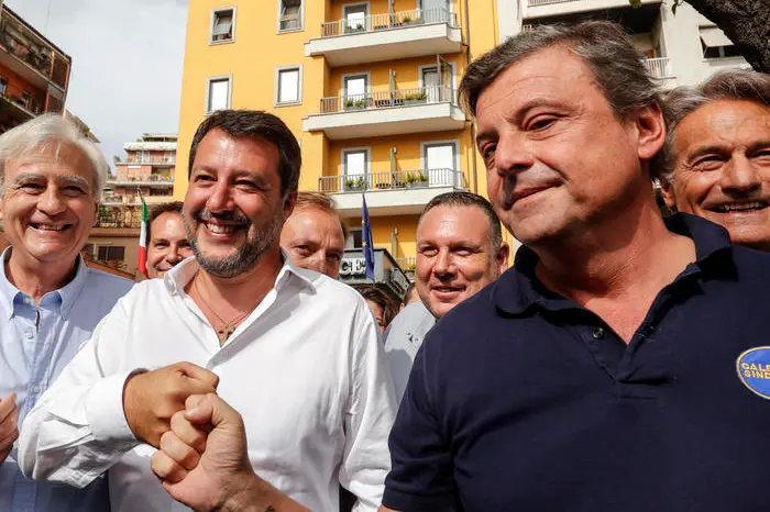Mattteo Salvini (s) e Carlo Calenda al mercato di Porta Portese, Roma 26 Settembre 2021.ANSA/GIUSEPPE LAMI