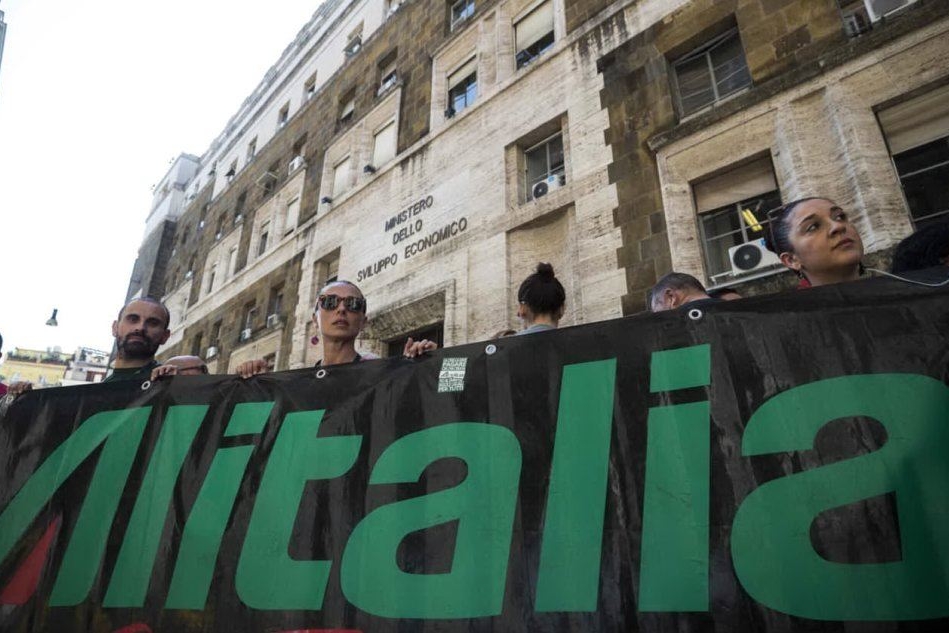 Fs conferma l'interesse per Alitalia, ma resta la tensione tra Tria e Di Maio
