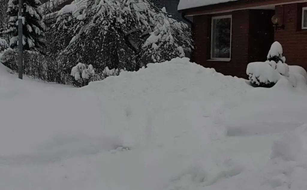 Neve fino a tre metri in una cittadina della Finlandia (foto L'Unione Sarda/Sconamila)
