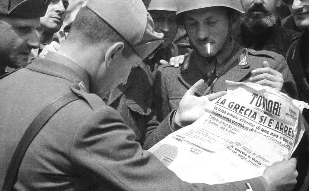 Soldati italiani leggono il giornale