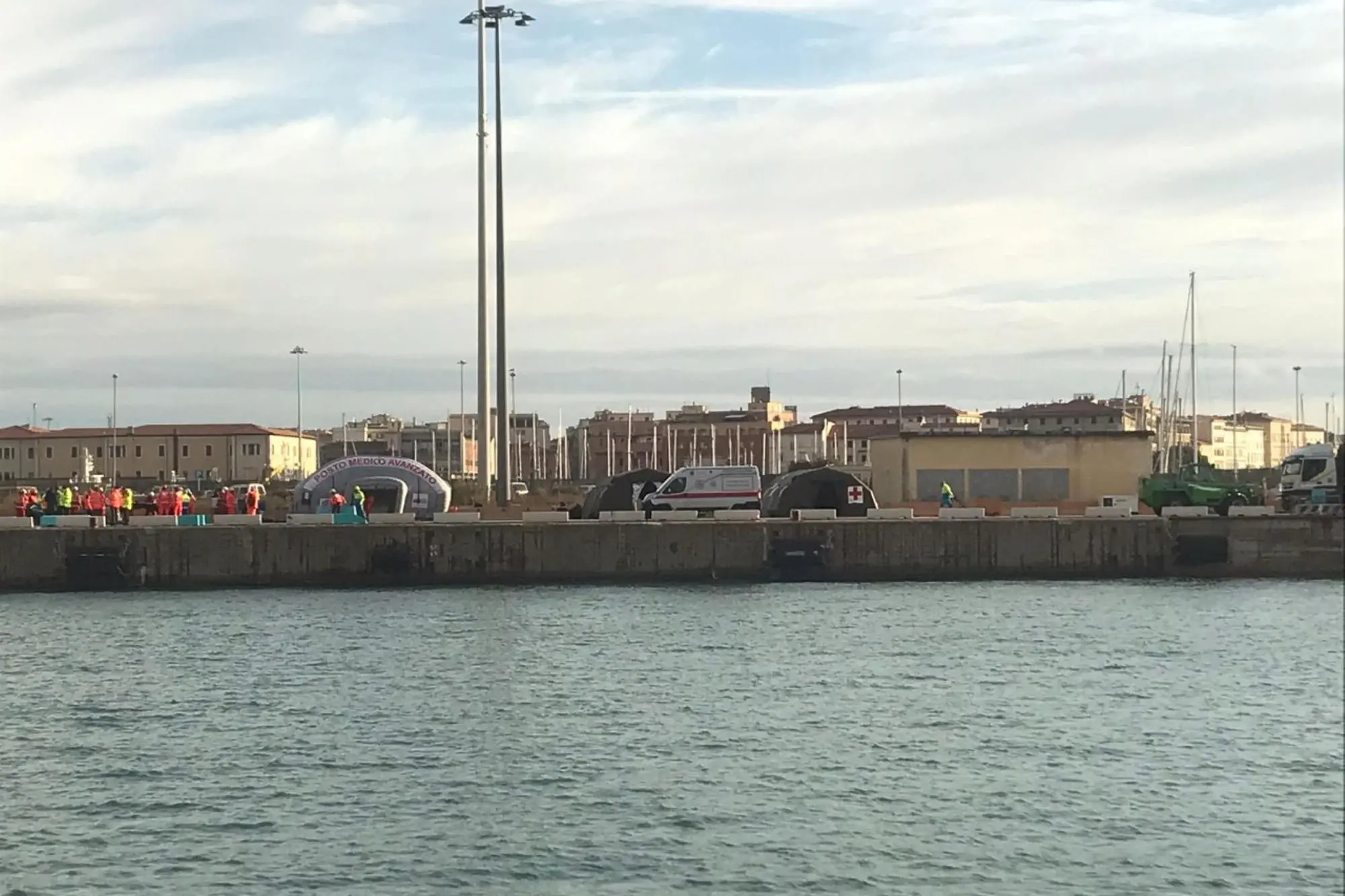 L'organizzazione dell'accoglienza al porto di Livorno (Ansa - Paradisi)