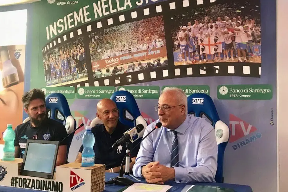 Coach Pozzecco, il presidente Sardara e il dg del Banco di Sardegna Cuccurese (foto Dinamo)