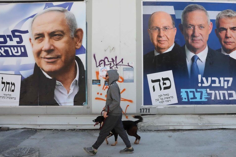 I manifesti elettorali di Benjamin Netanyahu e Benny Gantz (Ansa)