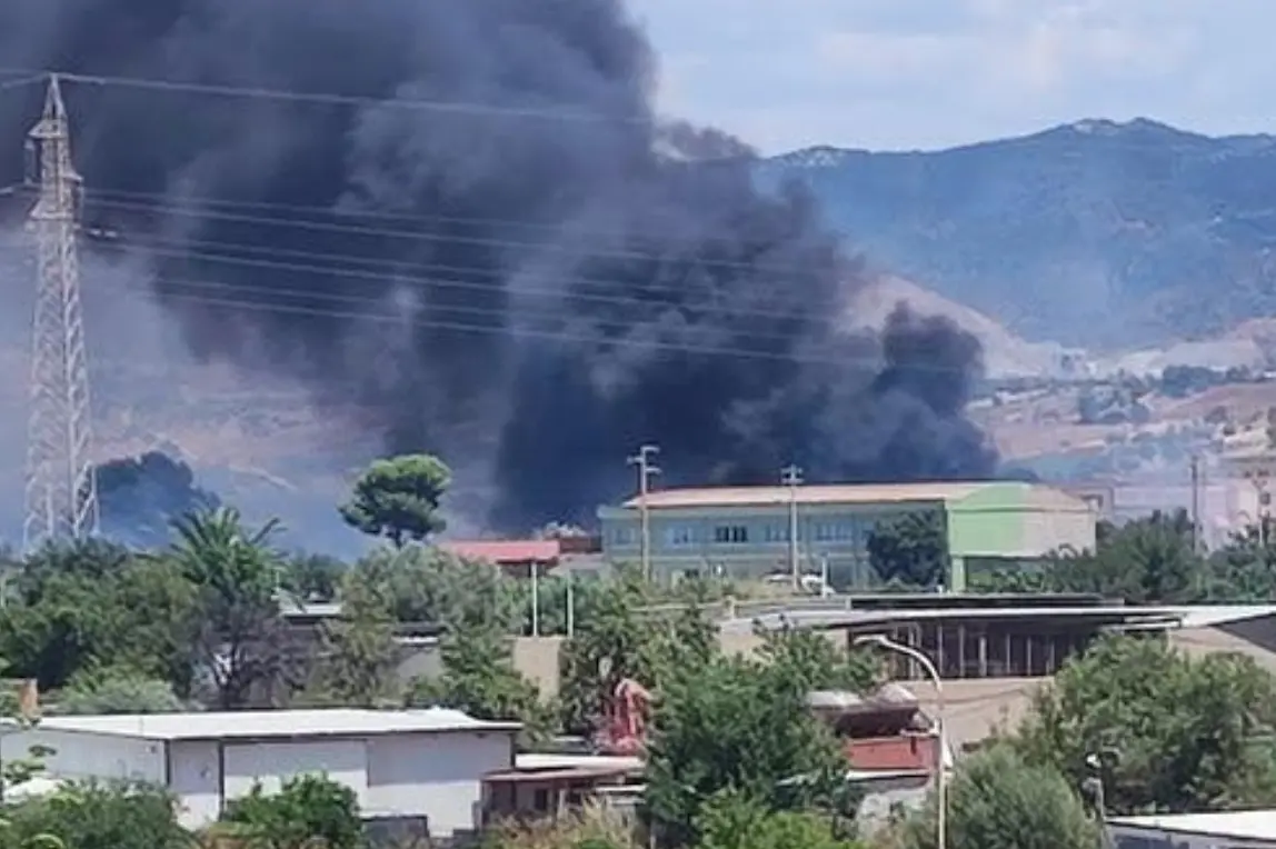 L'incendio in località Pill'e Matta a Quartucciu (foto Facebook @Gianni Fadda)