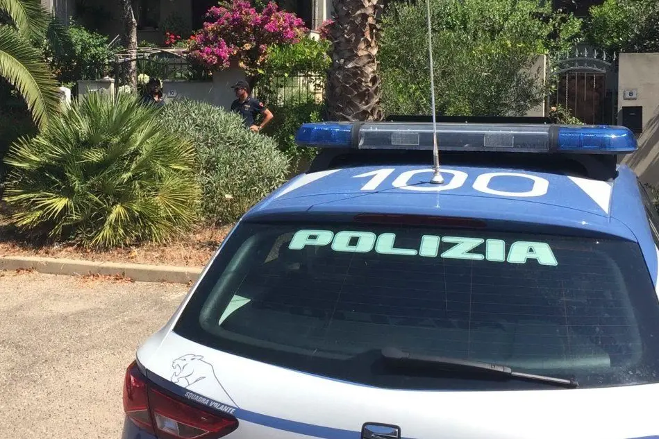 La polizia in via Pirandello a Oristano (foto Elia Sanna)
