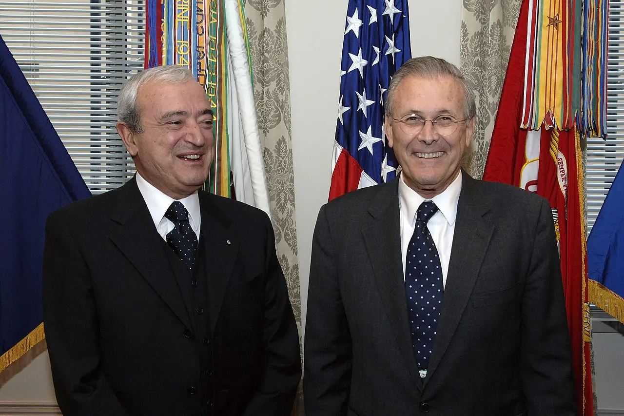 Succede dopo un accordo tra i ministri della Difesa Martino e Rumsfeld