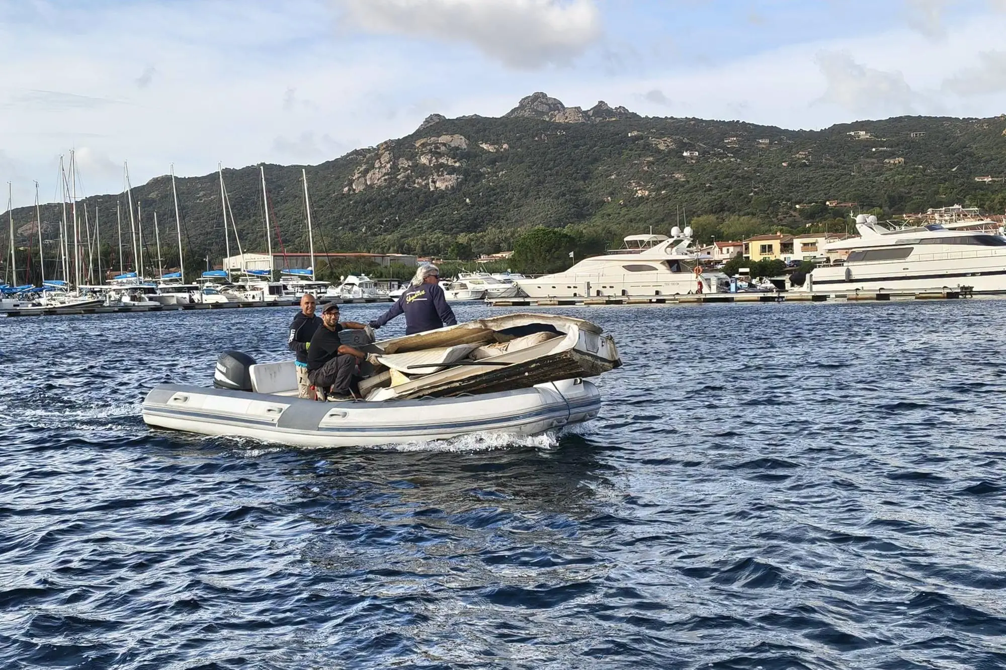 Cannigione, un momento delle operazioni (foto Comune di Arzachena)