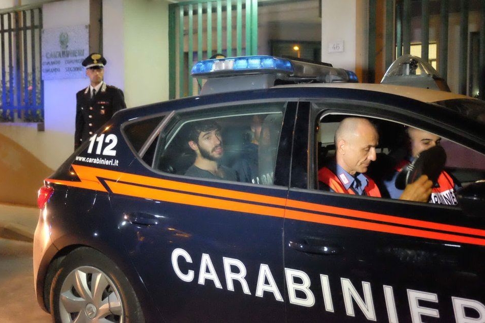 Paolo Pinna nell'auto dei carabinieri