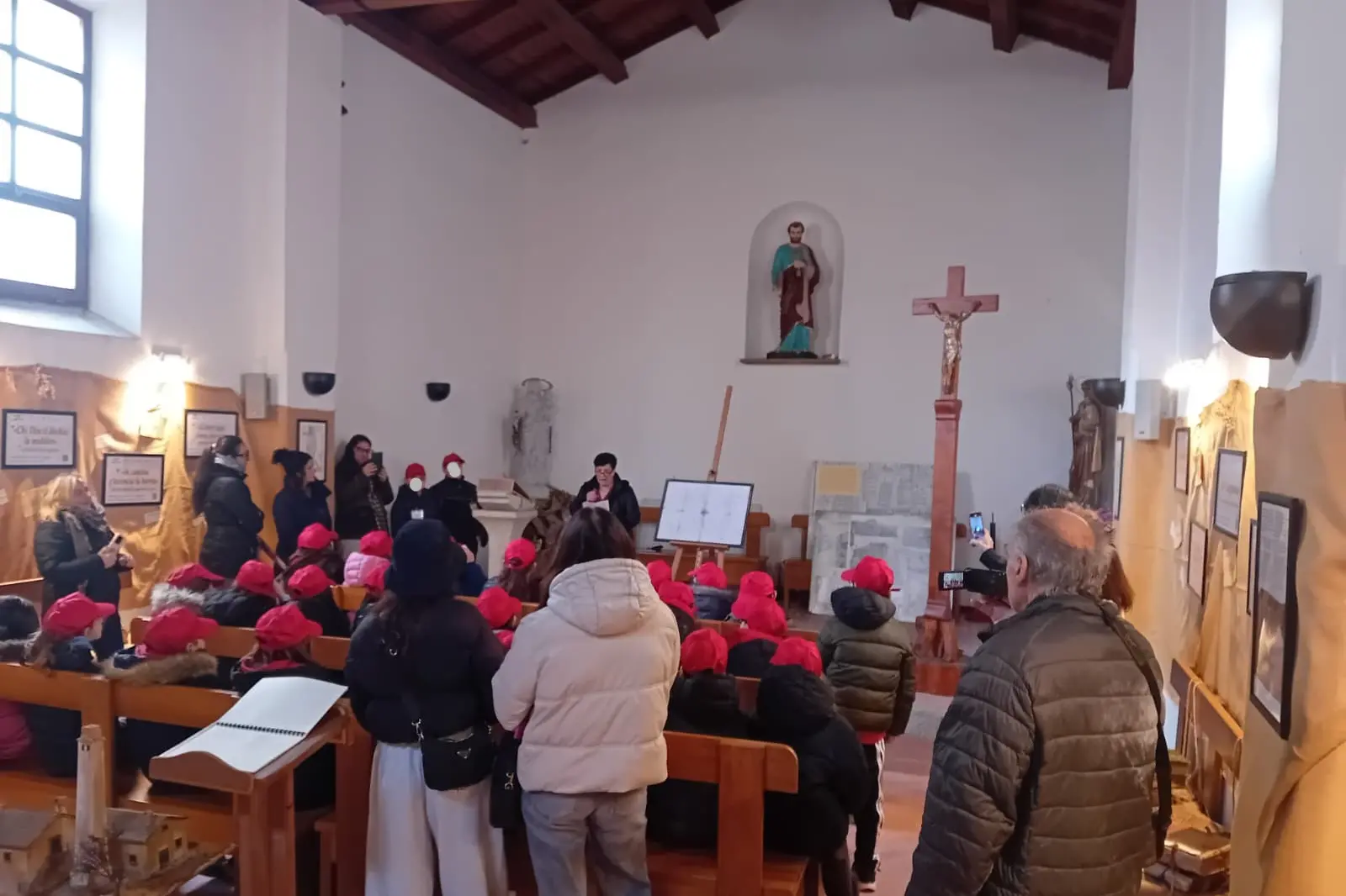 Arzachena, bambini alla mostra (foto Ronchi)