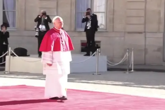 Papa Leone XIV arriva all'Eliseo, accolto da Macron