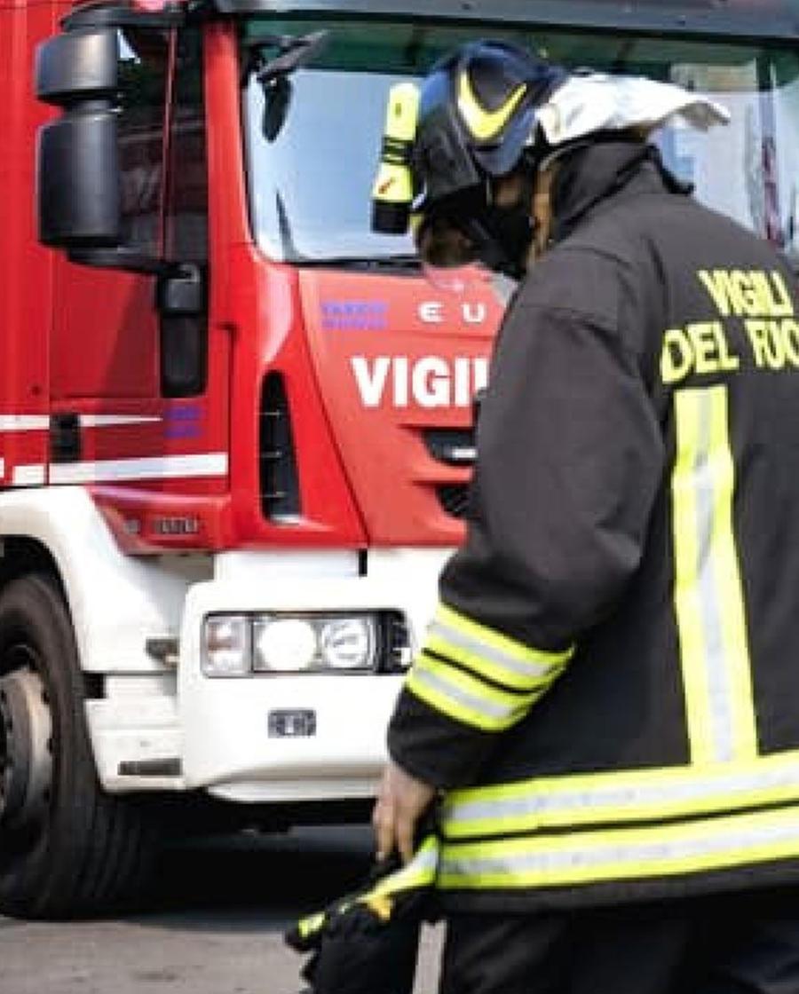 Un incendio divampa nell’ex cinema Olimpia in abbandono
