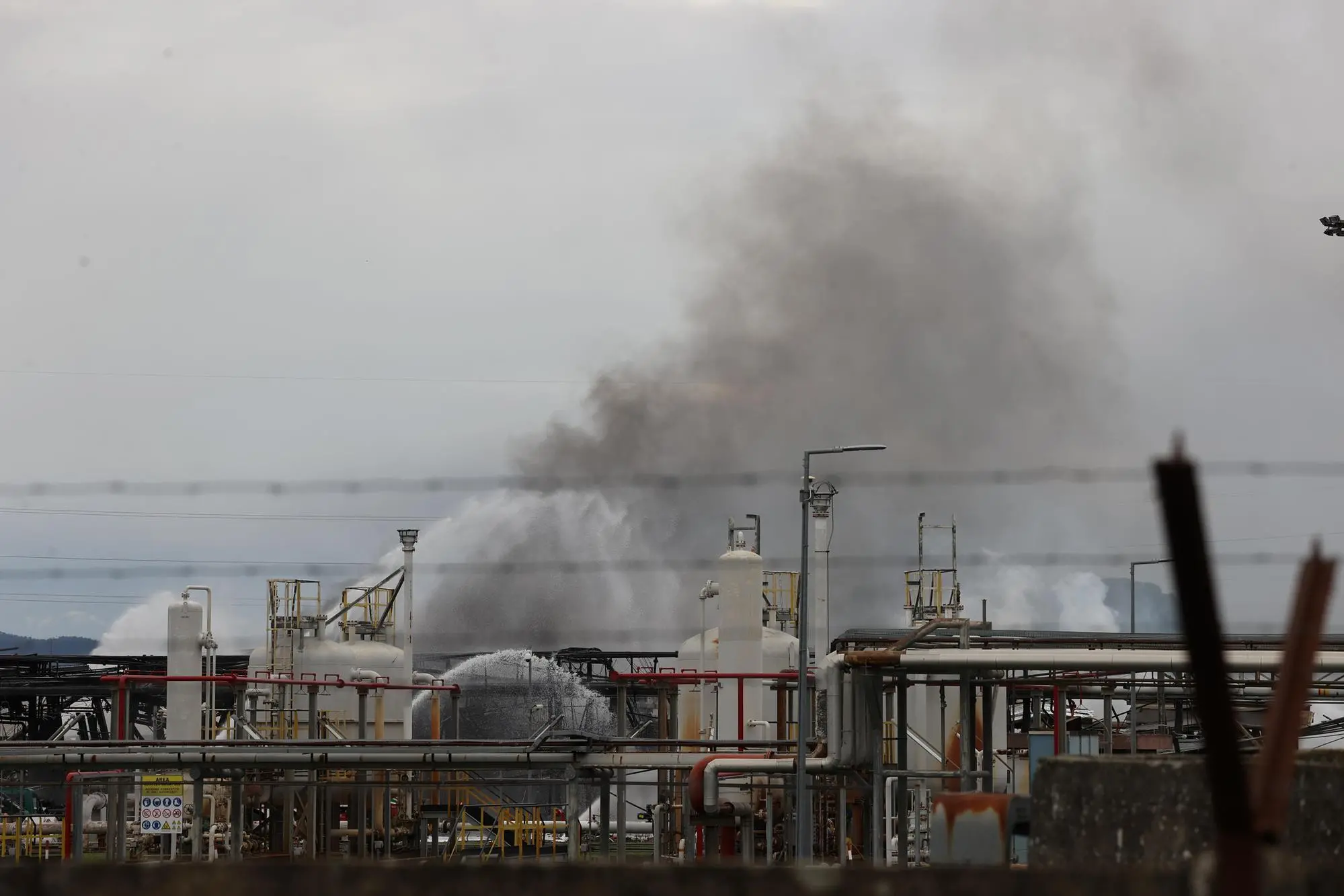 La colonna di fumo causata dall'esplosione avvenuta nel deposito di carburanti a Calenzano (foto Ansa)