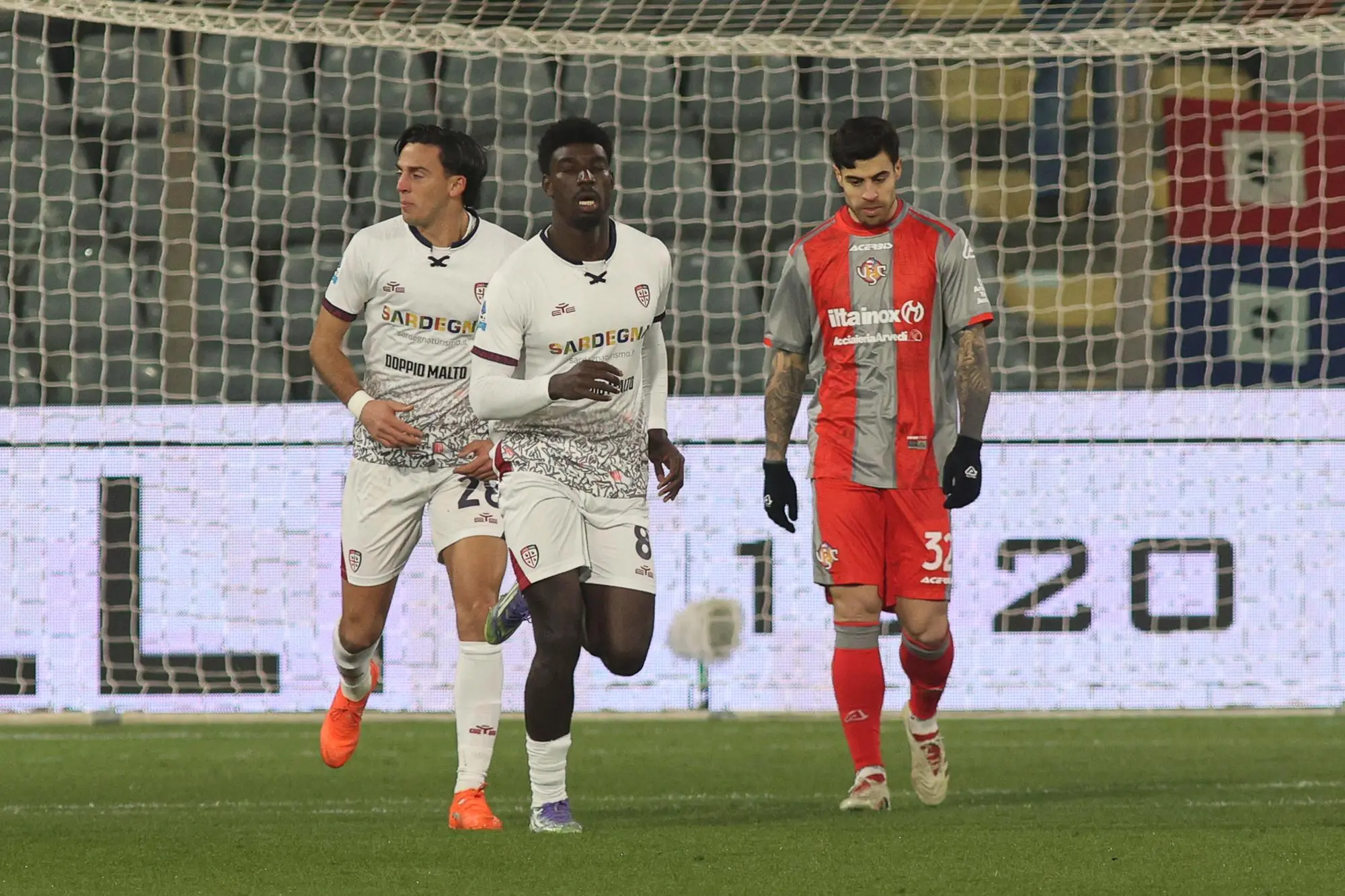 Michel Adopo festeggia il gol che ha riaperto Cremonese-Cagliari (foto Ansa)
