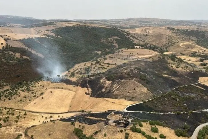 Uno degli incendi visto dall'elicottero (Foto Corpo Forestale)
