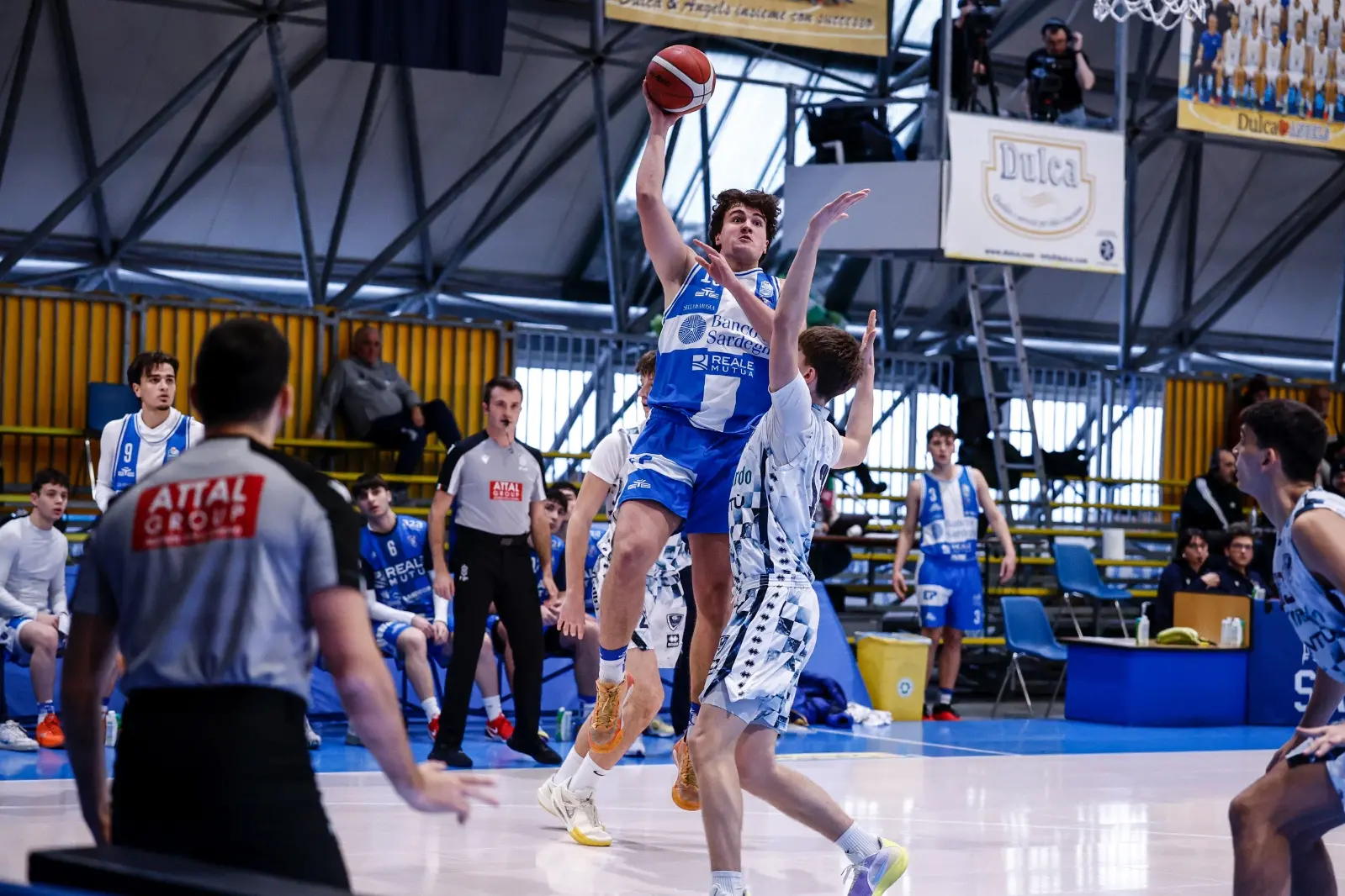Un'azione della Dinamo (foto legabasket)