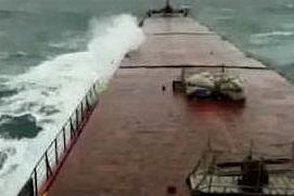 Mar Nero, l'onda è talmente forte che spezza il cargo in due