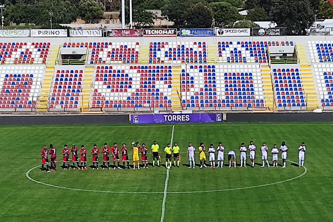 le due formazioni a centrocampo (foto G. Marras)