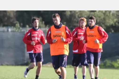 I rossoblù in allenamento ad Assemini