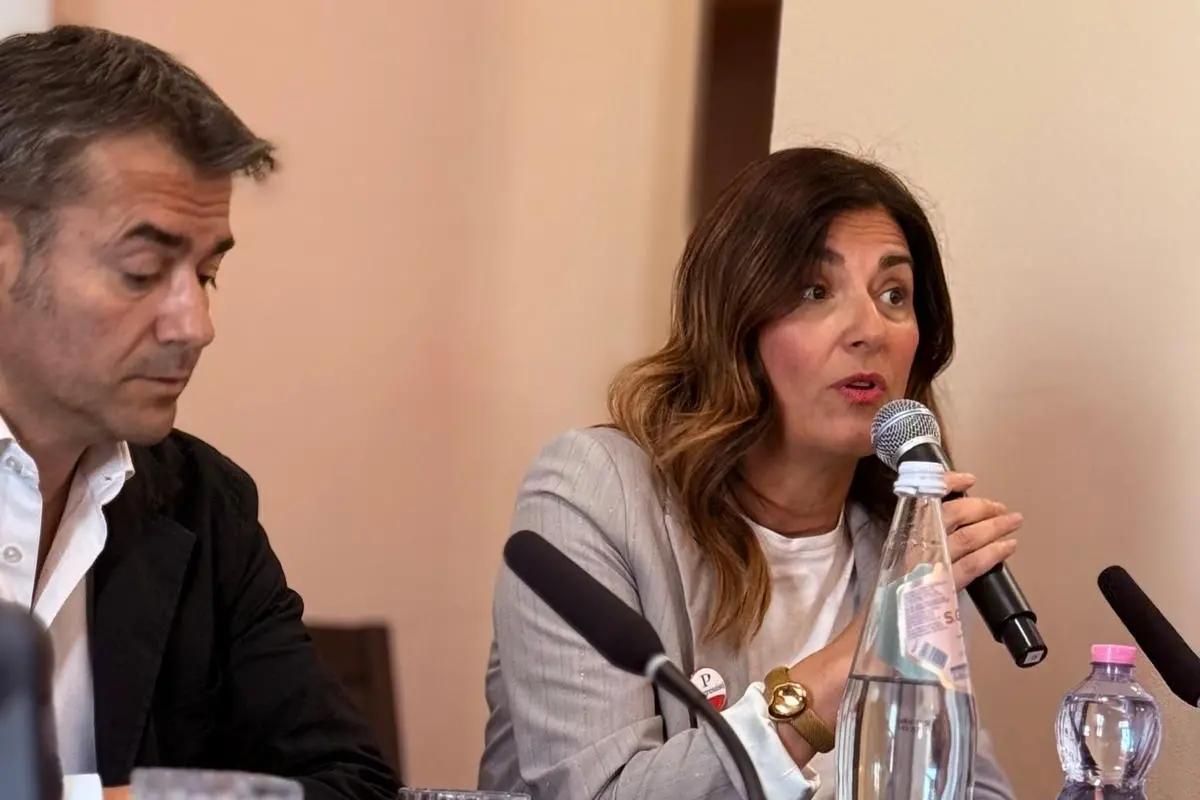 La consigliera comunale Maria Obinu con Massimo Zedda (foto concessa)