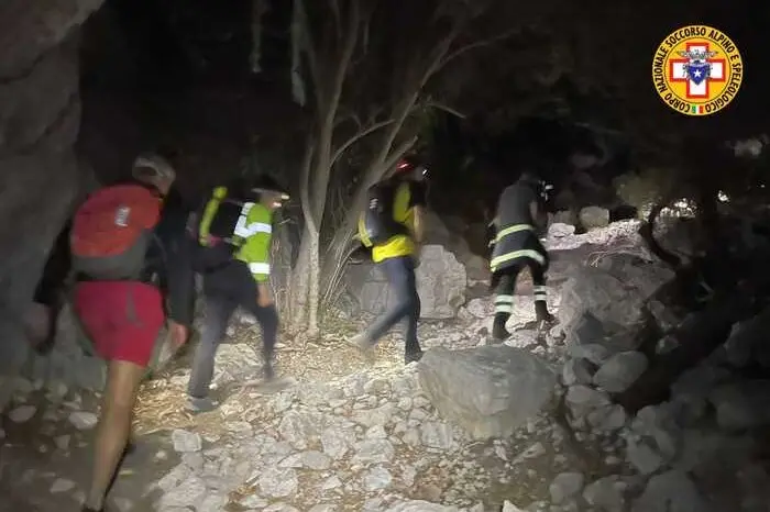 I soccorsi per l'escursionista disperso a Cala Luna (foto Ansa)